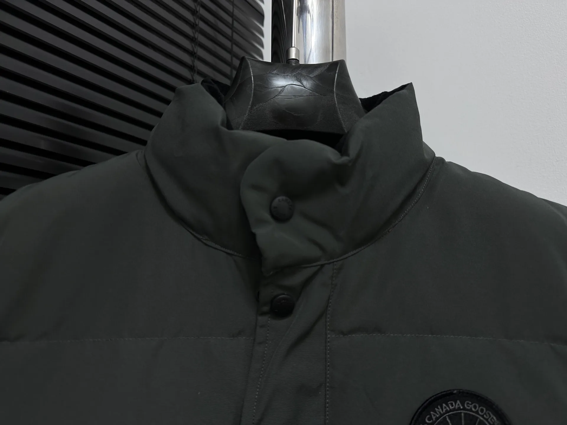 P360 [Canada Goose] Canada Goose #Freestyle Crew 4154M Men’s and Women’s Vest Down# ➖ Imported Behringer embroidery machine with customized 10,000-needle embroidery logo! ➖ Imported 21-count polyester-cotton blended original fabric, using Feather-Light 10D waterproof coating fabric, made of 84.5% polyester fiber and 15.5% cotton, 100% the best feel in the entire network! ➖ The genuine official website uses the national standard 80 white duck down, and will never be misled by false claims such as 90 down or goose down! ➖ 100% nylon nylon lining with double double-layer sealing design to prevent velvet from running away. Top-grade polar fleece is used in the collar and pockets to keep warm and comfortable! ➖ Yoshida YKK provides original custom-made electroplated sliders. YKK two-way lockable zippers are tight and smooth and will not peel off paint! ➖ 3M composite original Velcro is durable, and all accessories and hardware are disassembled and customized! ⛔No slander, no exaggeration, no need for too much copywriting, because it is focused, it is professional!  SIZE: XS S M L XL XXL